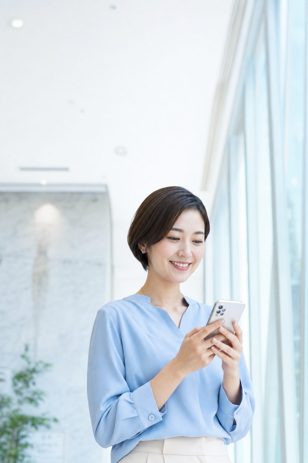 スマートフォンで求人を確認する女性
