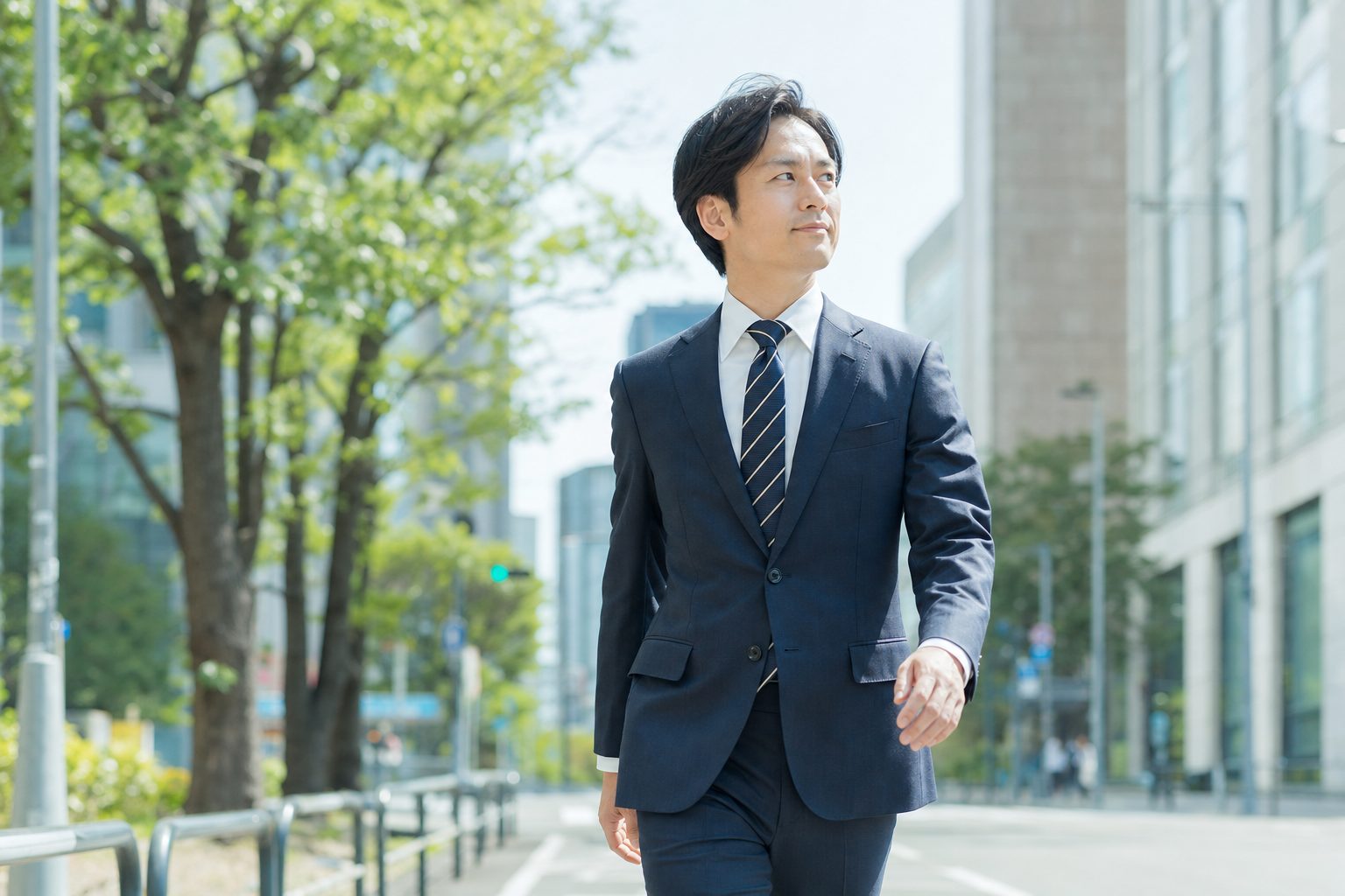 前を向いて歩く男性